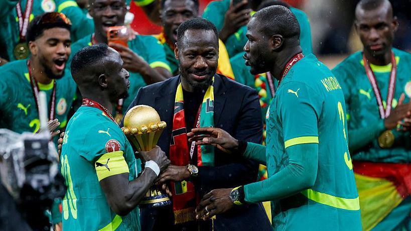 Chấn động AFCON 2025: HLV Senegal nhận án “treo giò” dài, hàng loạt án phạt tiền tỷ đổ bộ!