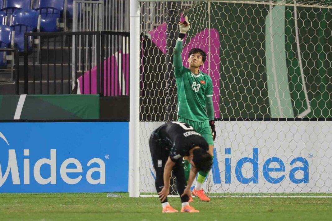 Hotboy U23 Việt Nam Cao Văn Bình về chợ quê “bê” hàng, rửa bát cho mẹ: Fan nữ “đổ rầm rầm” vì chàng thủ môn quốc dân!