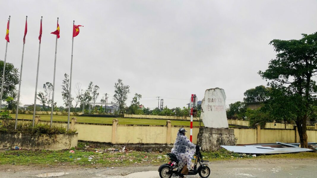 Bùng nổ cảm xúc tại quê nhà Đình Bắc: Màn hình LED “khủng” thắp lửa hy vọng cho U23 Việt Nam!