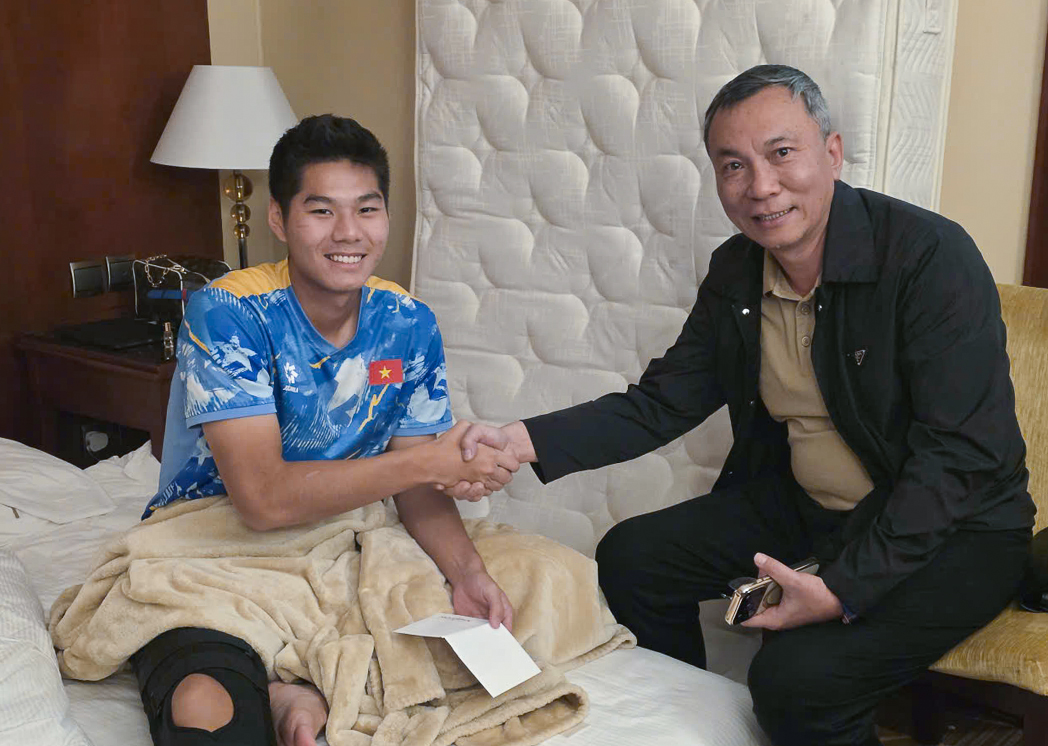 Cú Sốc Chấn Thương Dây Chằng: Chủ tịch VFF Hỏa Tốc Đến Thăm, Liệu Hiểu Minh Có Kịp Trở Lại Sân Cỏ?