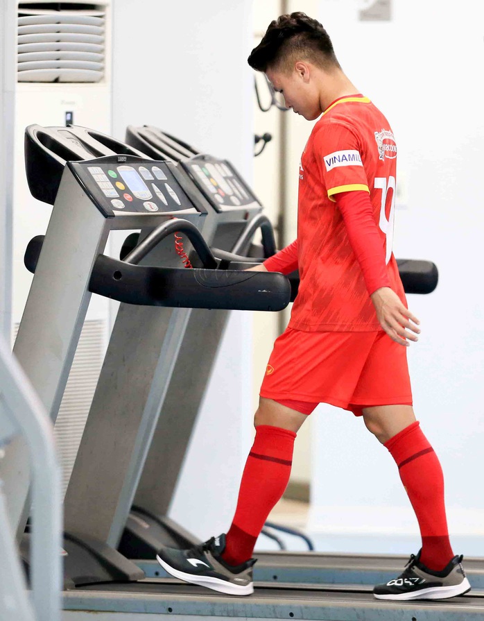 Quang Hải ngoài sân thi đấu vẫn miệt mài tại phòng gym, duy trì chế độ dinh dưỡng nghiêm ngặt để giữ phong độ.