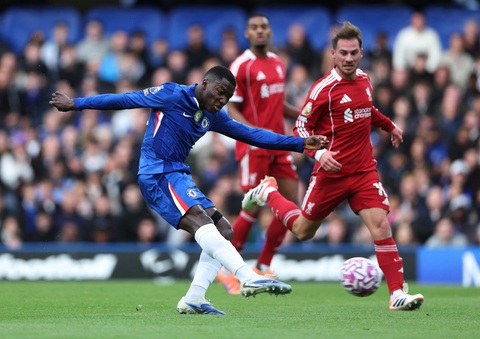 Nhiều thương vụ lớn đang chứng kiến sự cạnh tranh khốc liệt giữa các đội bóng danh tiếng ở Premier League.