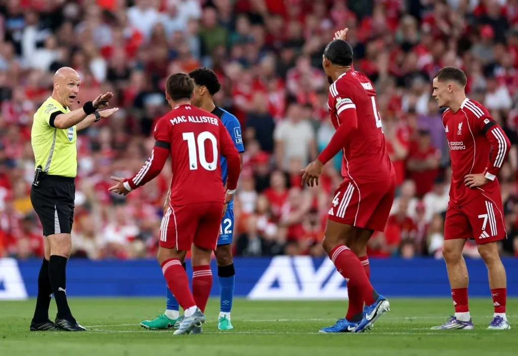 “VAR đã giết chết trận đấu,” HLV Liverpool bức xúc.