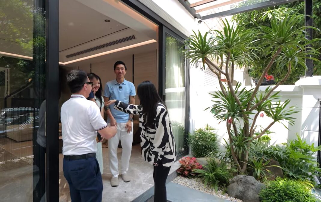 “Xe & biệt thự mới tậu của Đoàn Văn Hậu – phô diễn hay thanh lịch?”: Văn Hậu gần đây xuất hiện với xế hộp và biệt thự mới, làm dấy lên tranh luận về việc hoà nhập với đời sống sang trọng hay giữ bản thân khiêm tốn.