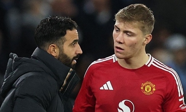 Hojlund sẵn sàng góp mặt trong derby Manchester sắp tới.