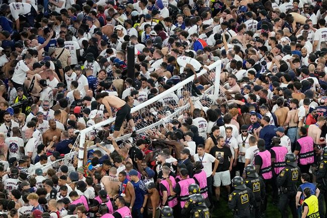 PSG có thể bị phạt nặng hoặc cấm dự Champions League.