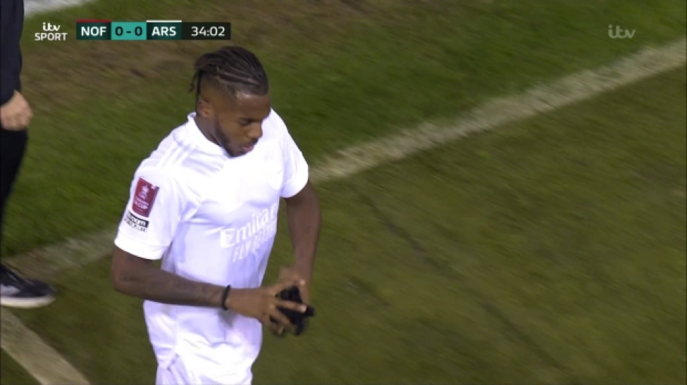 FA ra án phạt nặng với thuyền trưởng Arsenal.