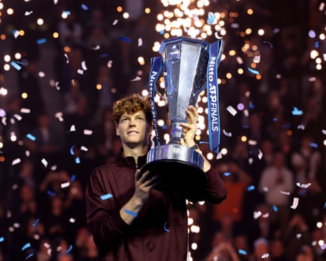 Jannik Sinner vượt qua Carlos Alcaraz để bảo vệ danh hiệu ATP Finals