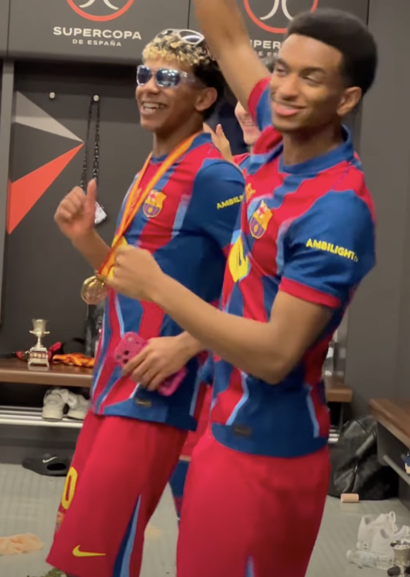 Lamine Yamal “Lên Đồng” Hóa DJ, Quẩy Cực Sung Sau Khi Barcelona Đánh Bại Real Madrid Giành Siêu Cúp!