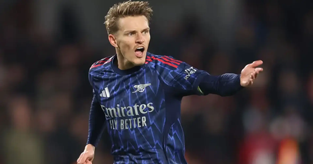 Cú Hút Chết Của Pháo Thủ: Odegaard Lên Tiếng, Vết Đau “Thót Tim” Hóa Ra… Chỉ Là Muỗi!