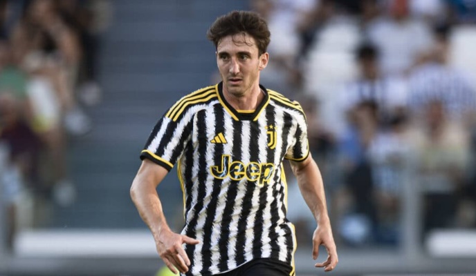 Liverpool rục rịch “rút ruột” Juventus: 61 triệu bảng cho sao đa năng thay Robertson?