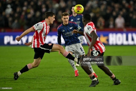 Arsenal “Tự Bắn Vào Chân” Trước Brentford: Ngoại Hạng Anh Nóng Bỏng Đến Từng Milimet!