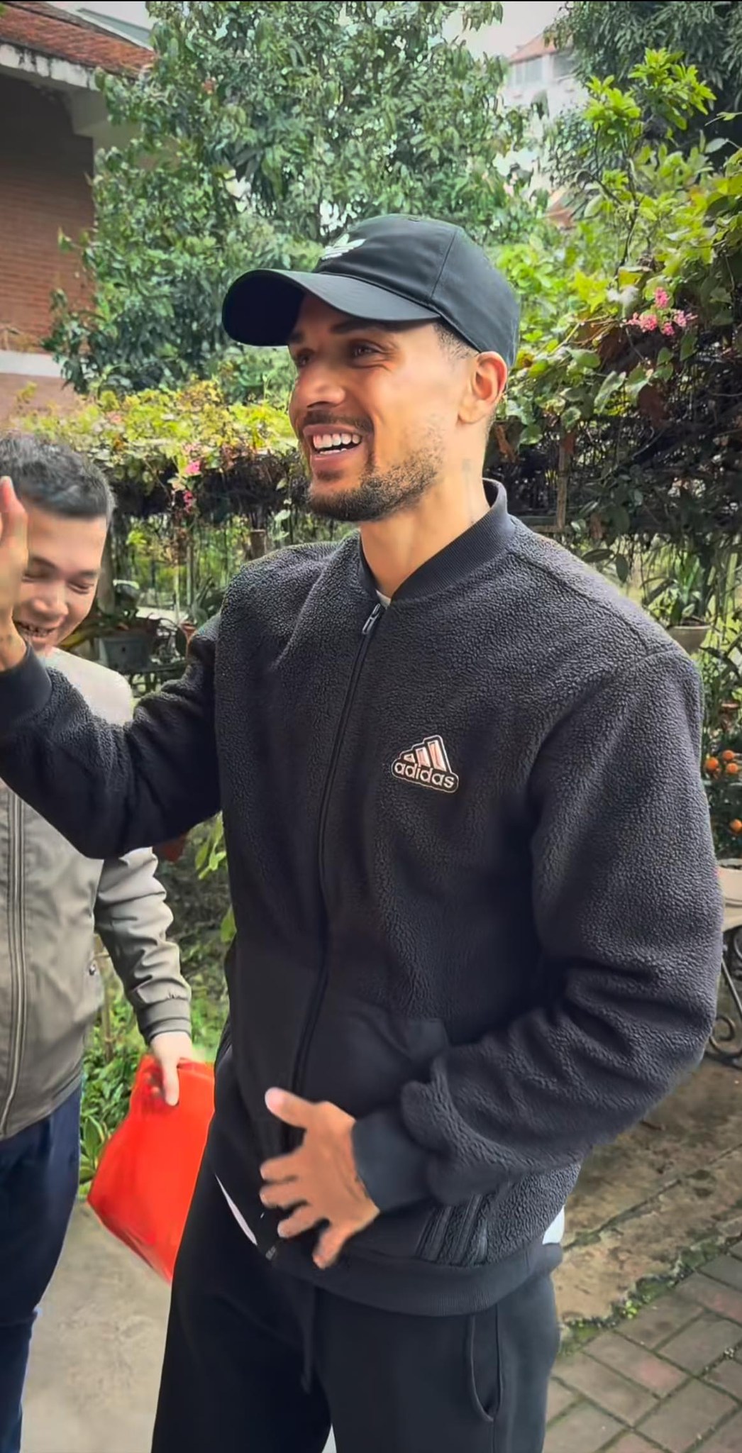 Đỗ Hoàng Hên “Ghi Bàn” Tuyệt Đỉnh Ngoài Sân Cỏ: Tết Việt Đầu Tiên Đầy Cảm Xúc Với Hàng Loạt Hành Động Ấm Lòng!