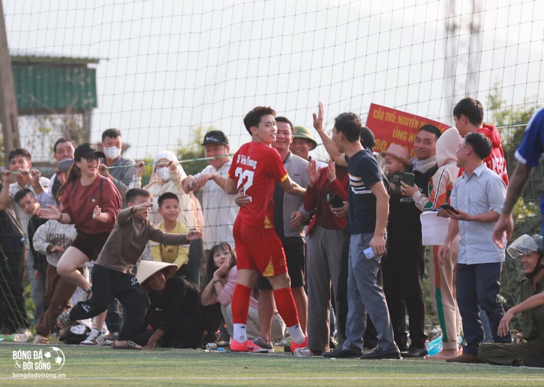 Đình Bắc: Cứ Lấm Lem Bùn Đất Đi, Cả Làng Sẽ Ôm Trọn Vào Lòng!