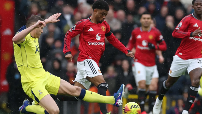 DRAMA ĐẦY SÂN: Tottenham Thủng Lưới Sớm Vì Thẻ Đỏ Của Romero, MU Đang “Đánh Úp” Trong Biển Lửa!